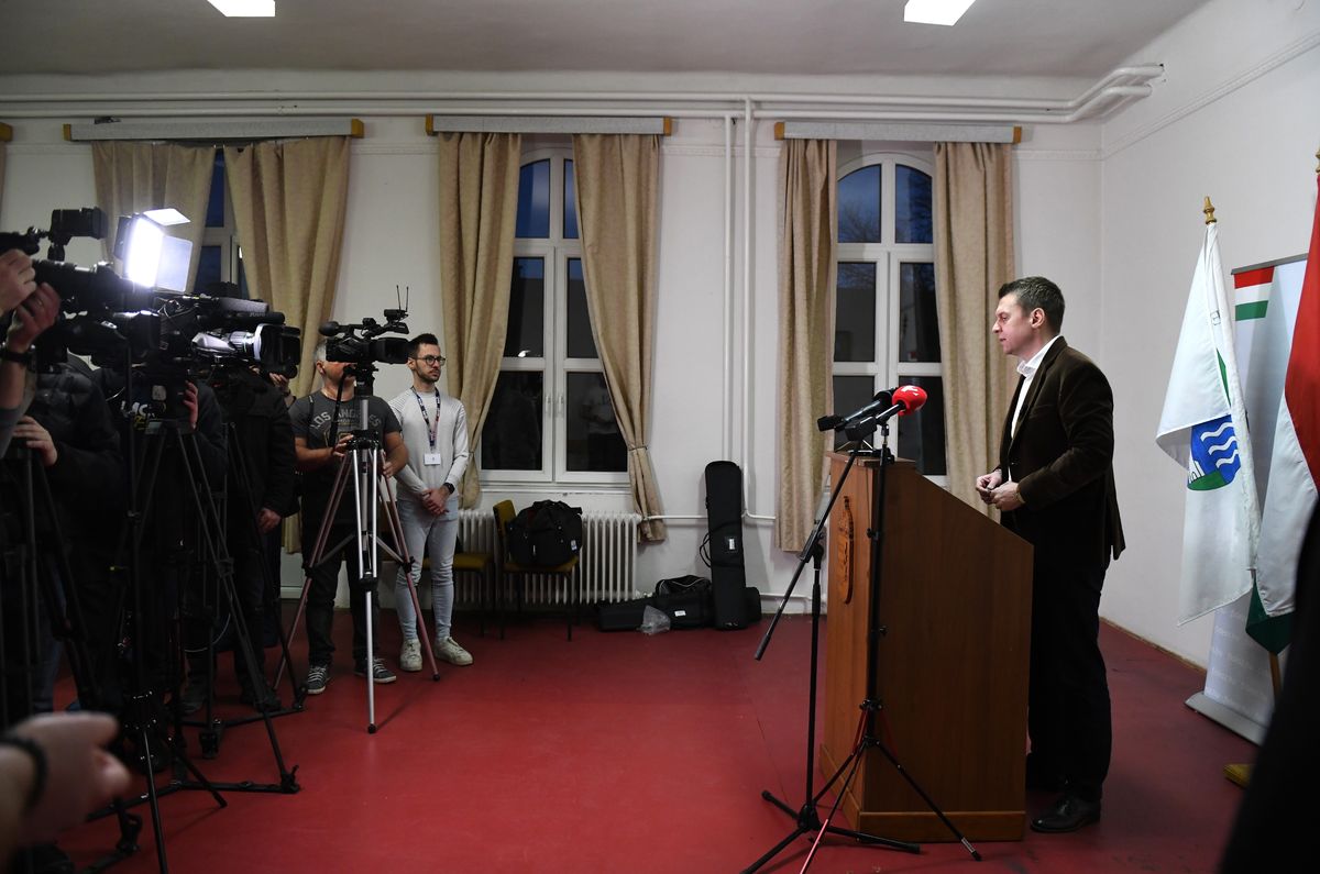 Fehérgyarmat, 2026. március 11.
Menczer Tamás, a Fidesz-KDNP kommunikációs igazgatója a lakossági fóruma előtt tartott sajtótájékoztatón a Móricz Zsigmond Városi Művelődési Ház és Könyvtárban Fehérgyarmaton 2026. március 11-én.
MTI/Balázs Attila