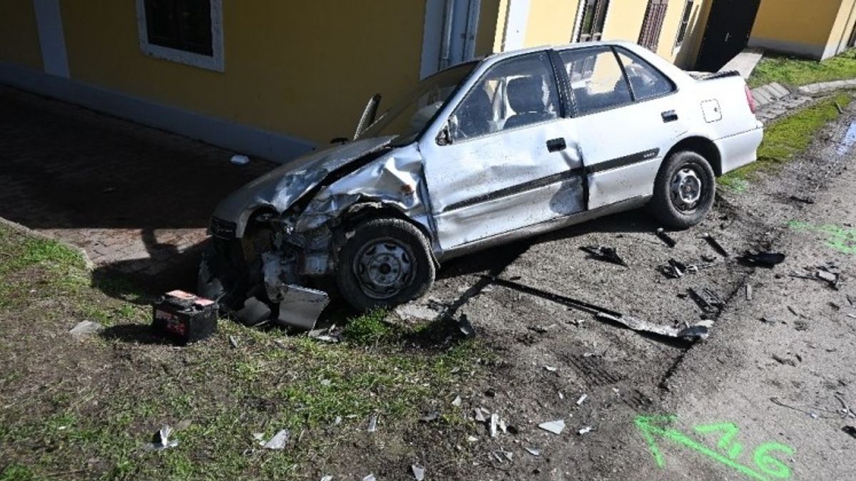 Szörnyű baleset történt Ozorán, gyalogosnak löktek egy autót + fotók, videó