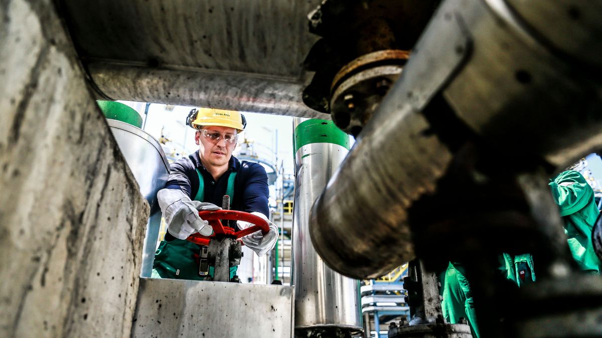 MOL, olaj, földgáz, olajfinomító, kőolaj, gazdaság, ipar, Százhalombattai dunai finomító