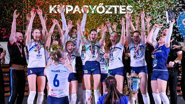 A kupagyőztes MBH-Békéscsaba csapata ünnepel a női röplabda Mol Magyar Kupa döntője után