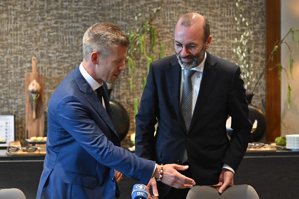 Zelenszkij Brüsszel jóváhagyása mellett támogatja a kétarcú Magyar Pétert  A képen: Magyar Péter és Manfred Weber Fotó: ATTILA KISBENEDEK / AFP
