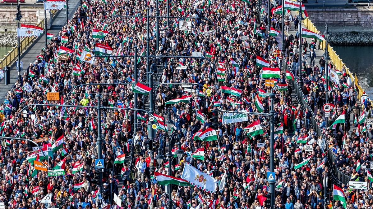 Budapest, 2025. október 23.
A drónnal készült képen a Civil Összefogás Fórum - Civil Összefogás Közhasznú Alapítvány (CÖF-CÖKA) Békemenetének résztvevői az 1956-os forradalom és szabadságharc 69. évfordulóján a Margit hídon 2025. október 23-án.
MTI/Czeglédi Zsolt