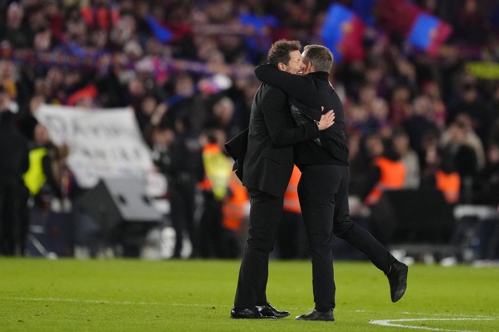 Diego Simeone és Hansi Flick elbeszélgetett a lefújást követően. Fotó: JOSE BRETON / NurPhoto