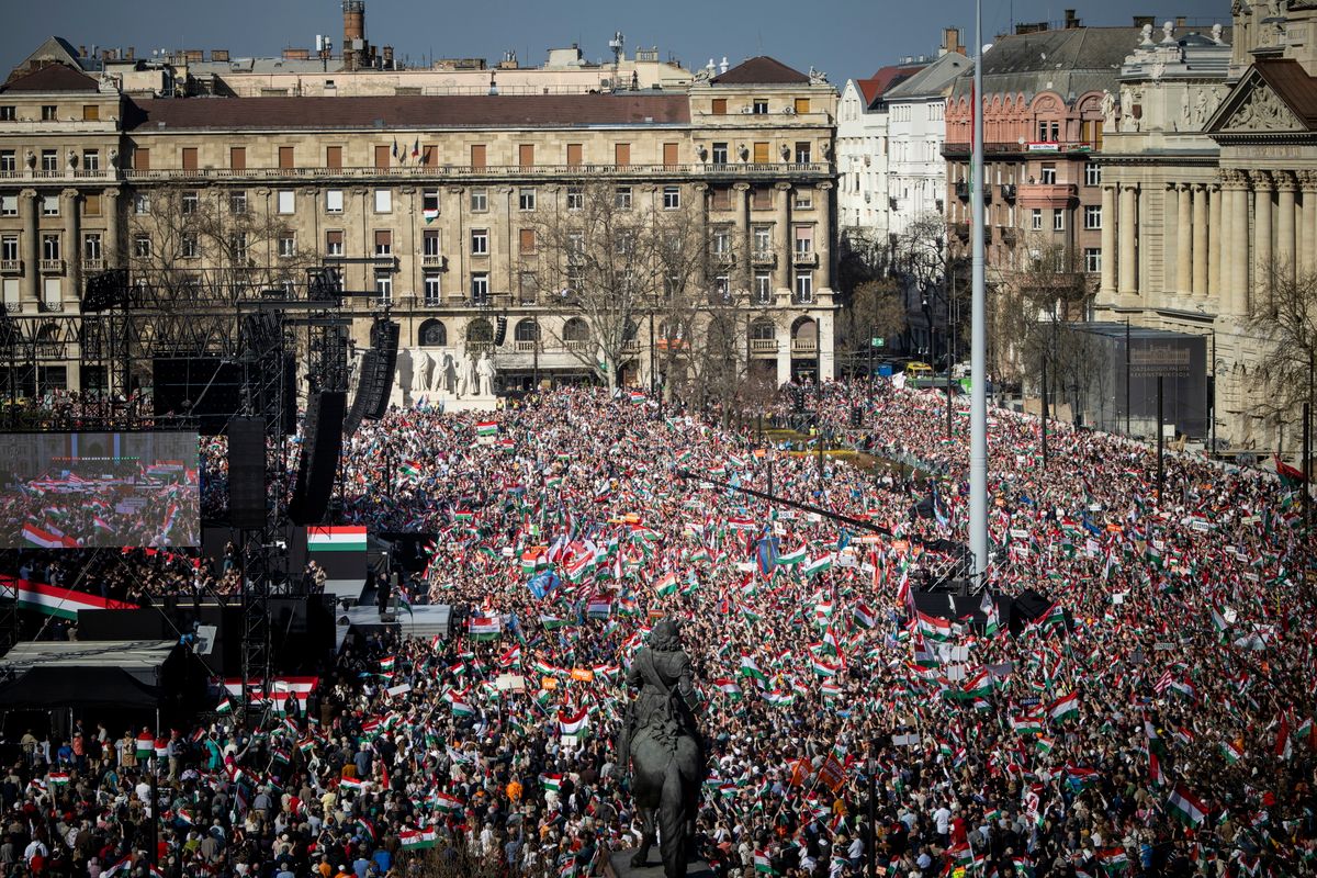 Budapest, 2026. március 15.
A Miniszterelnöki Kommunikációs Főosztály által közreadott képen Orbán Viktor miniszterelnök (b) beszédet mond az 1848/49-es forradalom és szabadságharc évfordulója alkalmából tartott állami díszünnepségen az Országház előtti Kossuth Lajos téren 2026. március 15-én.
MTI/Miniszterelnöki Kommunikációs Főosztály/Fischer Zoltán