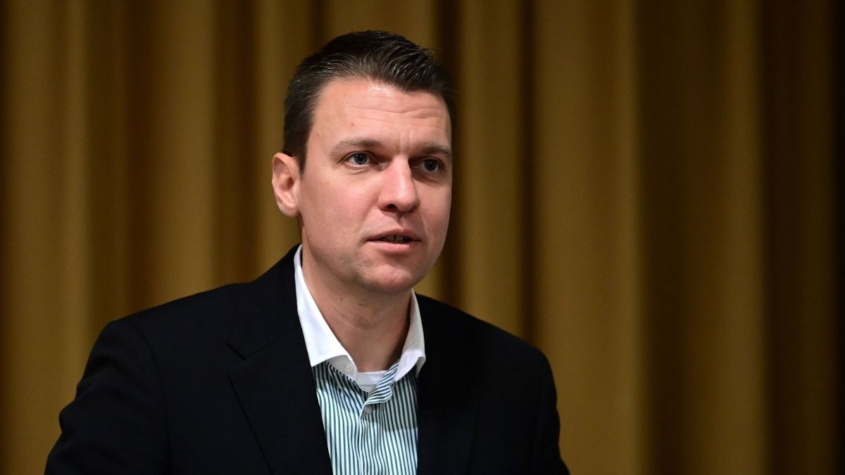 Menczer Tamás kiosztotta Magyar Pétert