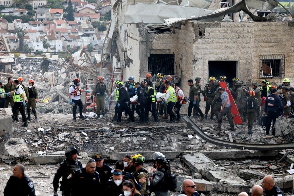 Kilenc ember meghalt, és többen megsebesültek vasárnap egy óvóhelyet ért közvetlen iráni rakétatalálat miatt az izraeli Bét-Semes városban (Fotó: AFP)
