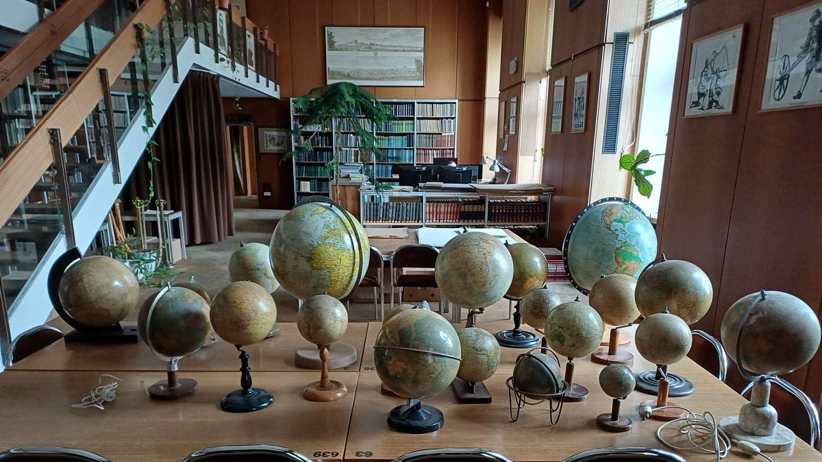 Milliós értékű földgömbökkel lepte meg a nemzeti könyvtárat egy magángyűjtő