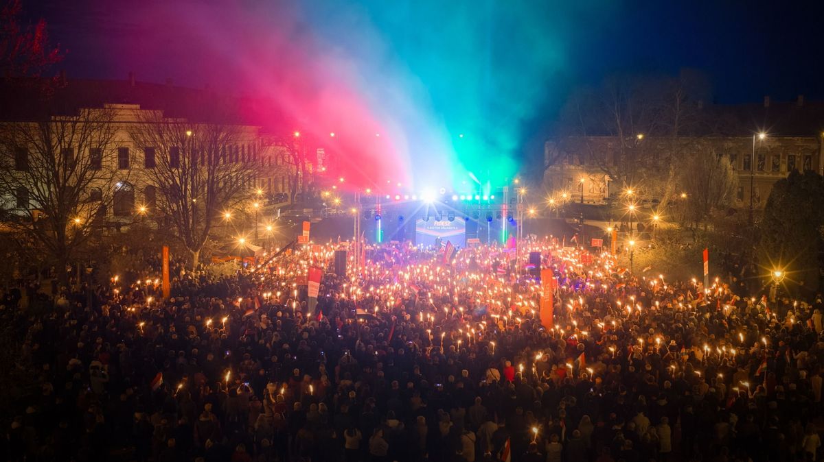 Nagykanizsa, 2026. március 24.
A Miniszterelnöki Kommunikációs Főosztály által közreadott képen résztvevők Orbán Viktor miniszterelnök, a Fidesz elnöke országjárásának nagykanizsai állomásán, az Erzsébet téren 2026. március 24-én.
MTI/Miniszterelnöki Kommunikációs Főosztály