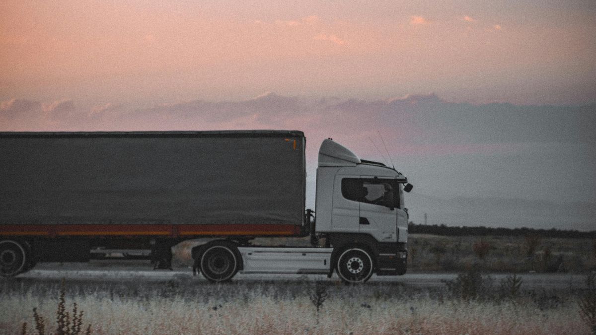Kamion gázolt a Városház téren, egy nő a helyszínen meghalt