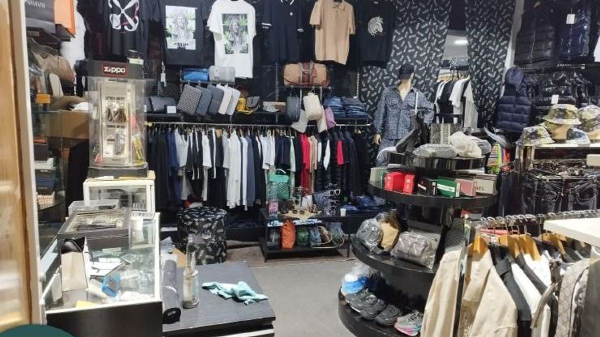 Kamu luxusmárkás cuccok, hamis e-cigik: a Golgota úti piacon csaptak le a NAV ellenőrei + videó