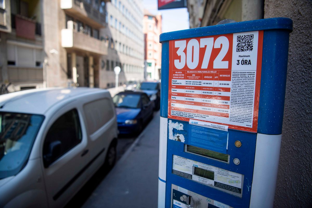 Budapest, 2022. szeptember 5.
Parkolóautomata Budapest belvárosában 2022. szeptember 5-én. Ettől a naptól többet kell fizetni a parkolásért Budapesten, a belső kerületekben hatszáz forintba kerül óránként, miután életbe lépett az új, négy zónatípusból álló egységes fővárosi parkolási rendszer.
MTI/Balogh Zoltán