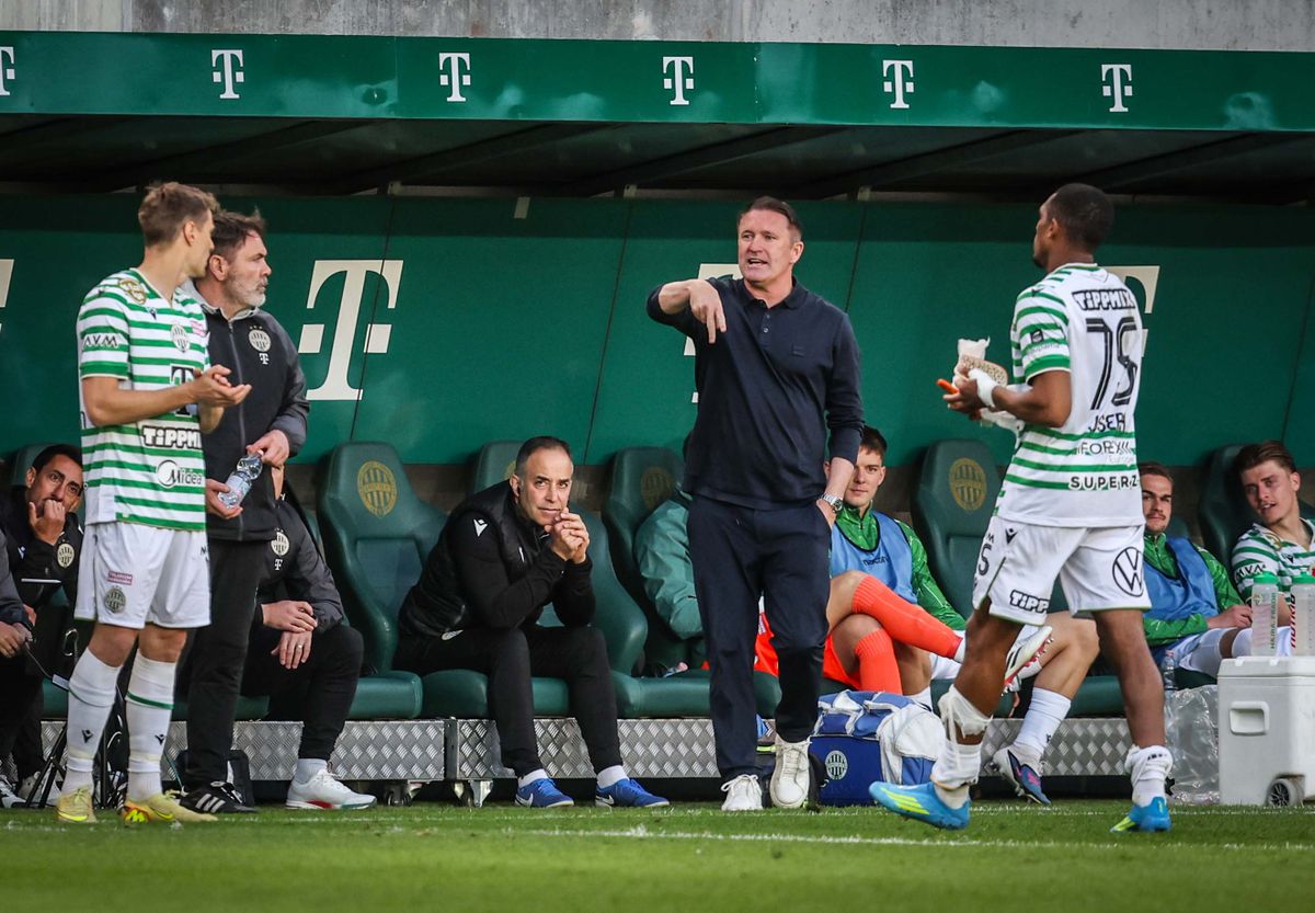 Robbie Keane az FTC játékosainak magyaráz, rég volt ilyen sima meccse a Paks ellen