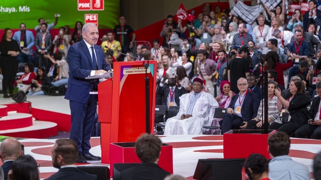 Mellettük olyan országok küldöttei jelentek meg, mint Albánia, Litvánia, Ghána vagy Uruguay