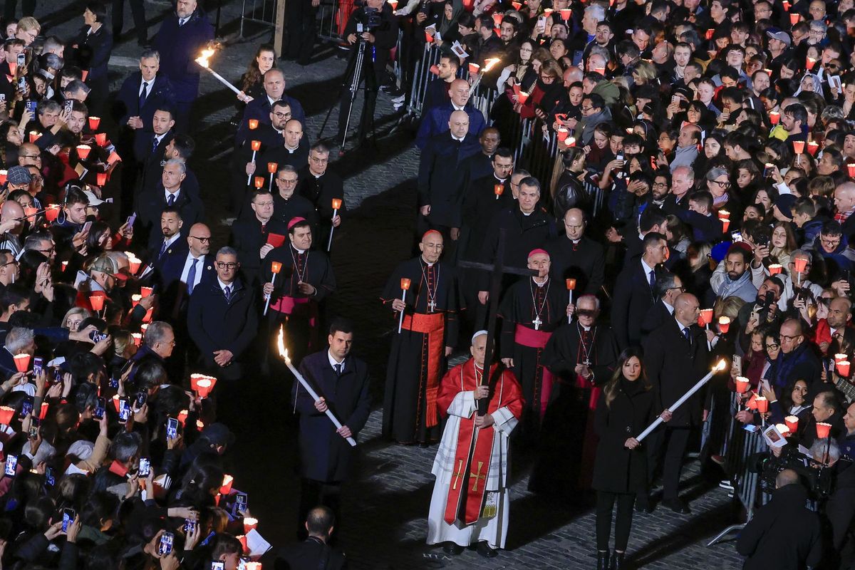 XIV. Leó pápa a nagypénteki Via Crucis (Keresztút) körmenetet ünnepli a római Colosseumban