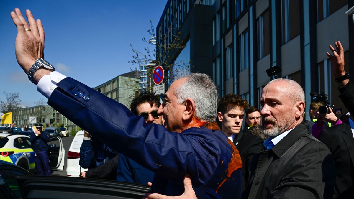 Támadás érte az iráni koronaherceget: vörös folyadékkal öntötték le + videó