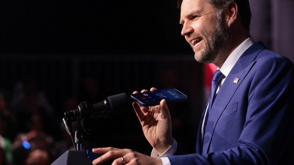 J. D. Vance  a színpadon telefonon felhívta Donald Trumpot