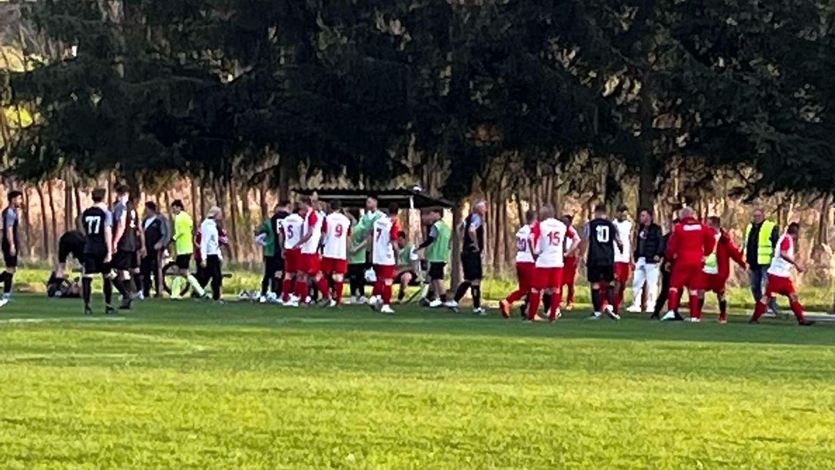 Megkergették a játékvezetőt - súlyos focibotrány Heves vármegyében + videó