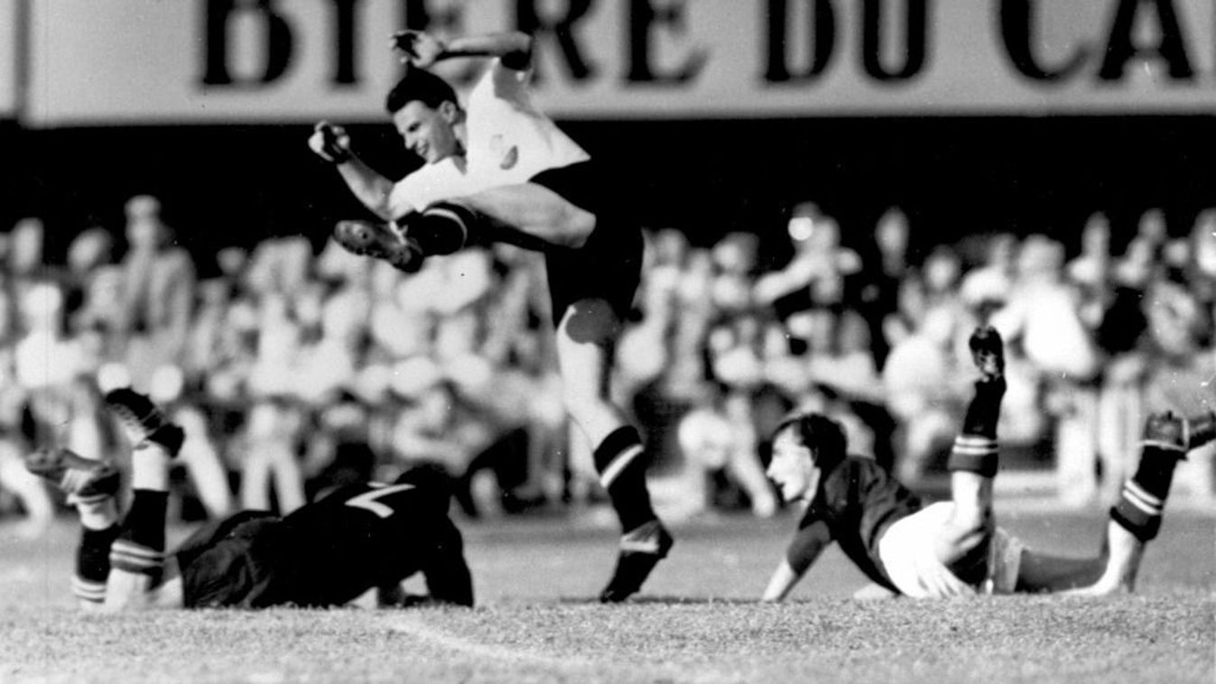 A fehér mezes osztrák Theodor Wagner a svájci kaput rohamozza