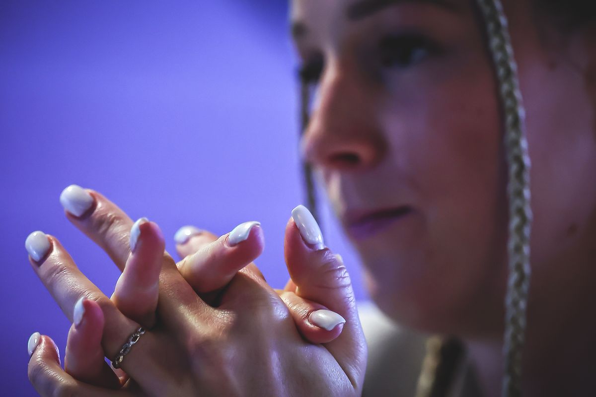 Hámori Luca vallásos neveltetésben részesült, mind a mai napig fontos számára, hogy betérve egy templomba, együtt lehessen Istennel