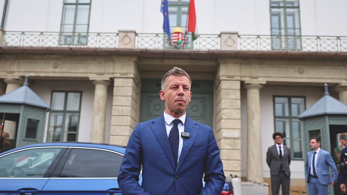 El a kezekkel a közjogi méltóságoktól!