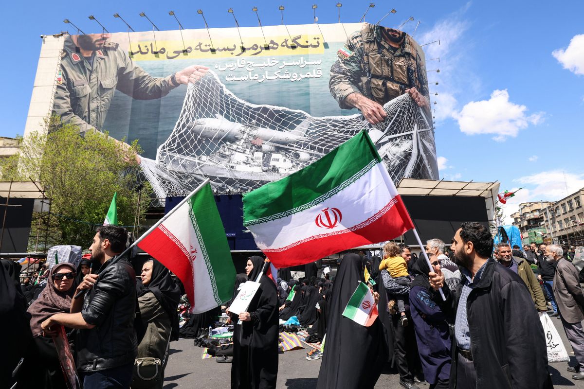 Irán, Teherán – tömeg a Hormuzi-szoros lezárását hirdető plakát alatt