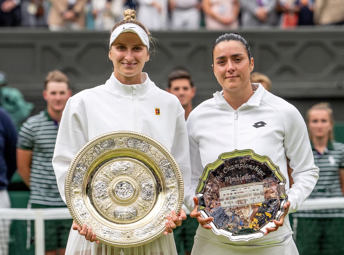 Markéta Vondrousová pályafutásának csúcspontja, amikor 2023-ban wimbledoni bajnok lett; a mélypont most jöhet el, ha doppingvétség miatt eltiltják