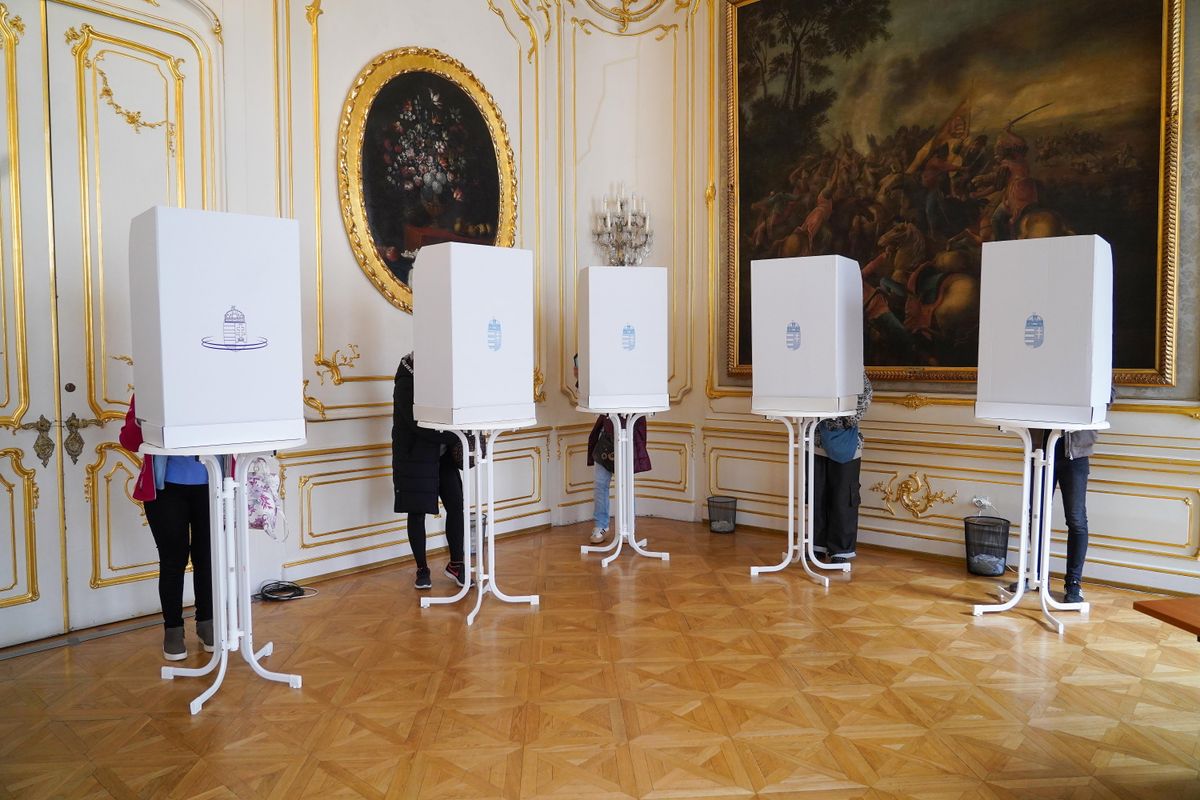 Bécs, 2026. április 12.
Szavaznak az országgyűlési választáson Magyarország bécsi nagykövetségén 2026. április 12-én.
MTI/Filep István