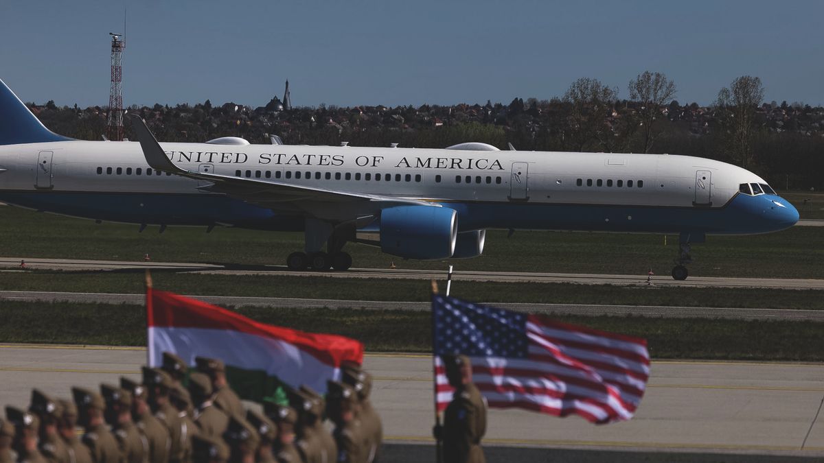 Szigorú biztonsági intézkedések mellett érkezik Budapestre J. D. Vance