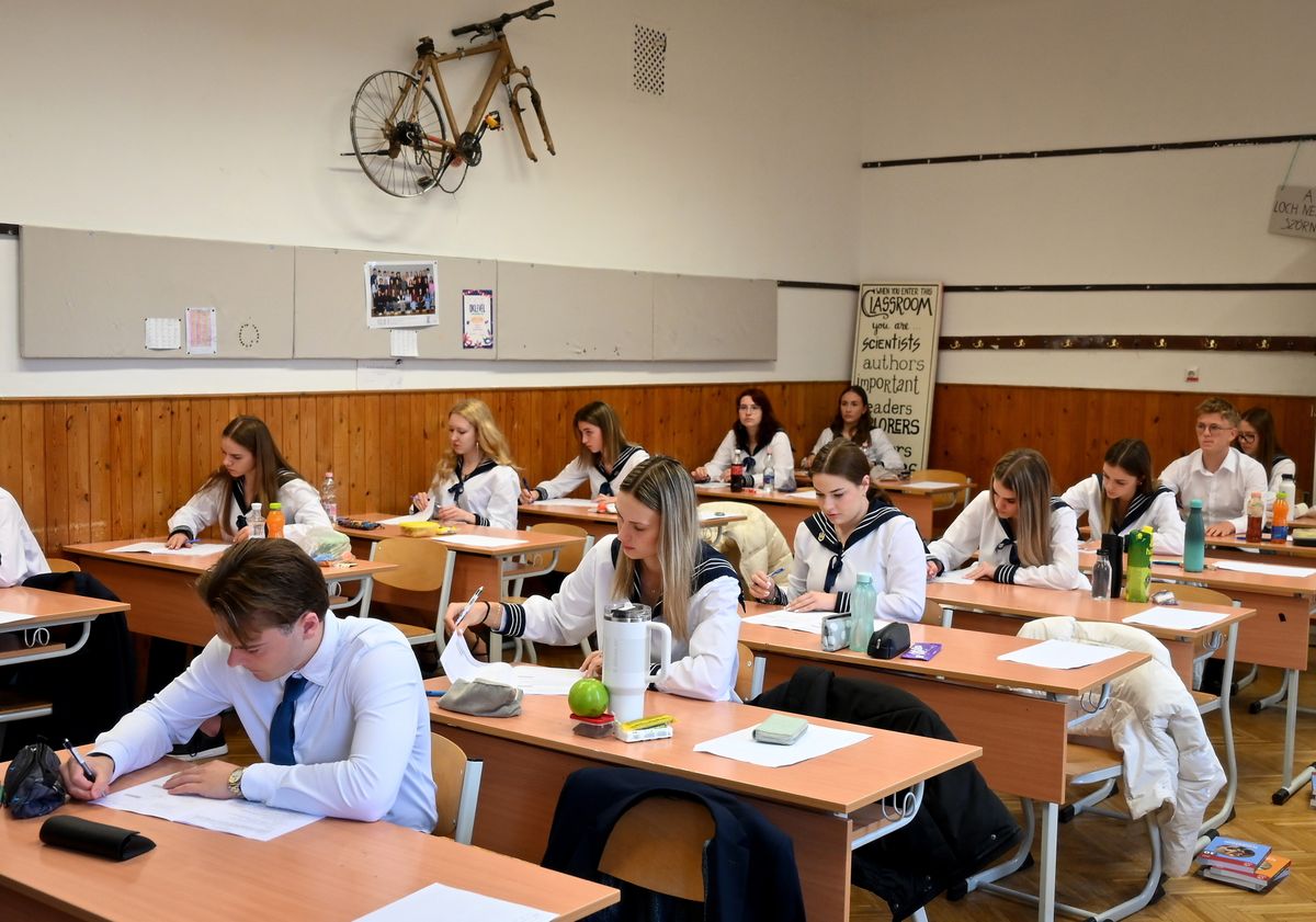 Győr, 2025. május 5.Diákok a középszintű magyar nyelv és irodalom érettségi vizsgán a győri Kazinczy Ferenc Gimnázium és Kollégiumban 2025. május 5-én.MTI/Krizsán Csaba