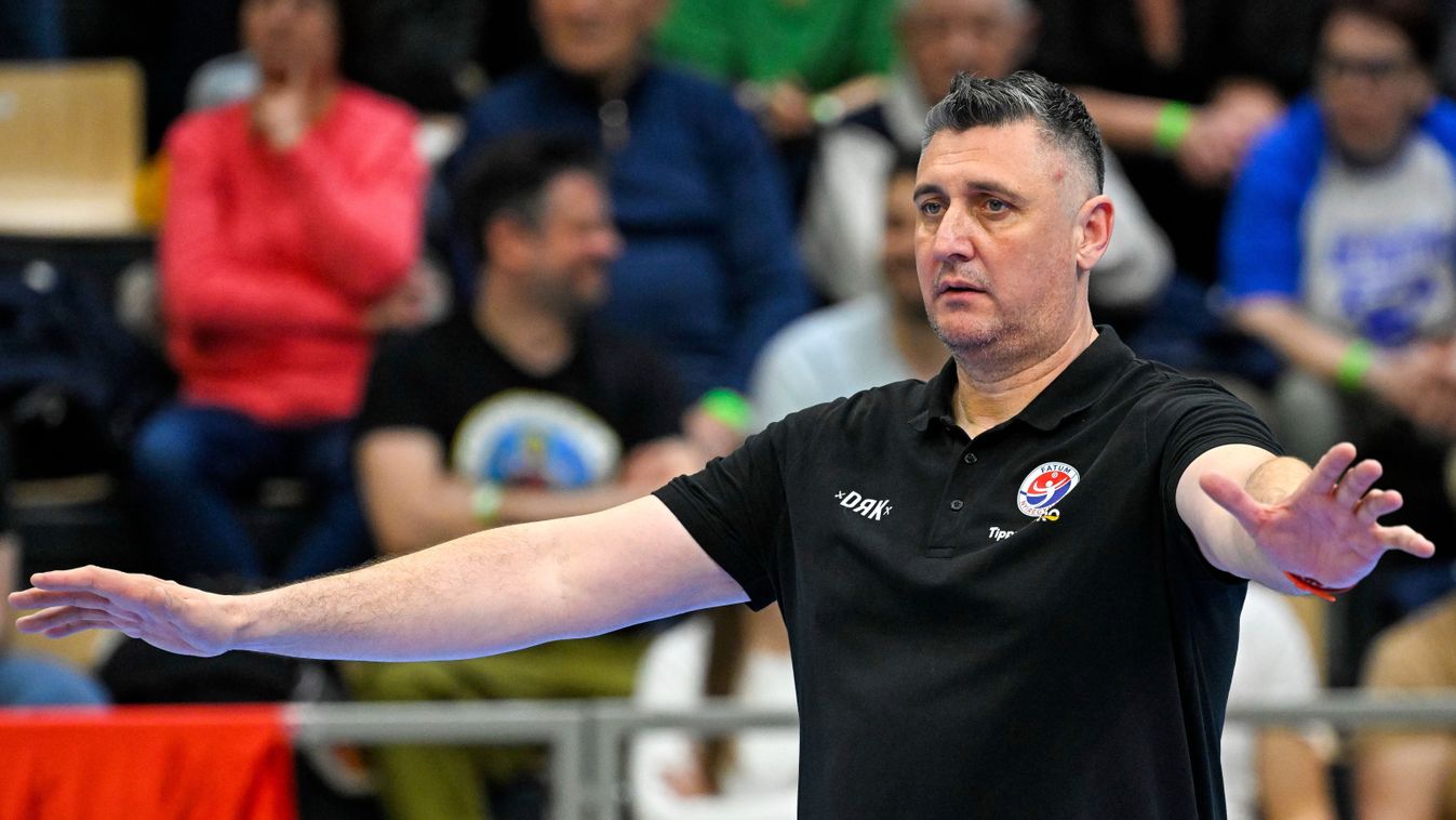 légiósok
Budapest, 2026. március 21.
Pampuch Csaba, a Fatum Nyíregyháza vezetőedzője a női röplabda Mol Magyar Kupa döntőjében játszott MBH-Békéscsaba - Fatum Nyíregyháza mérkőzésen a fővárosi Dr. Koltai Jenő Sportközpontban 2026. március 21-én. A Békéscs