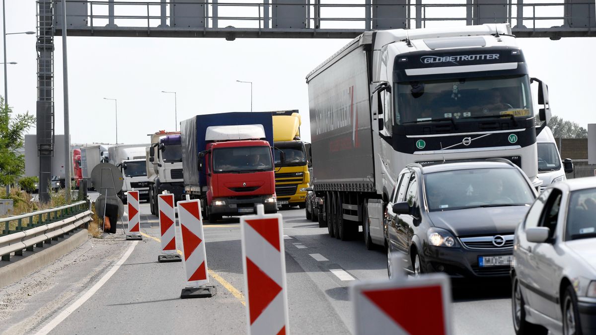 Kamion gyulladt ki az M0-son, 30 kilométeres a dugó az M1-esen