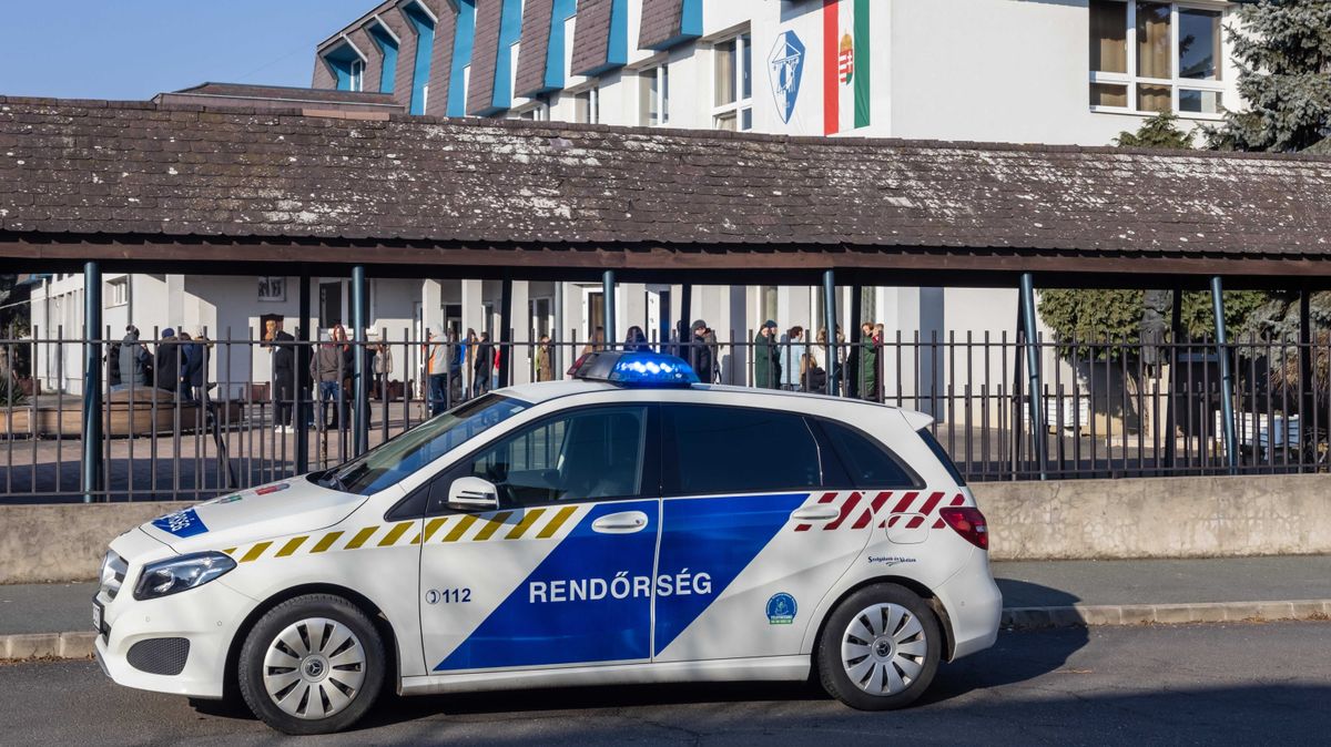 Terrorfenyegetés miatt vádat emeltek a fiú ellen, aki miatt 30 iskolában volt bombariadó