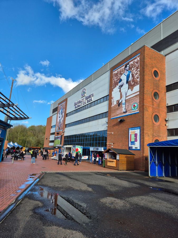 A Blackburn Rovers stadionja kívülről, innen nem messze van a már említett kocsma