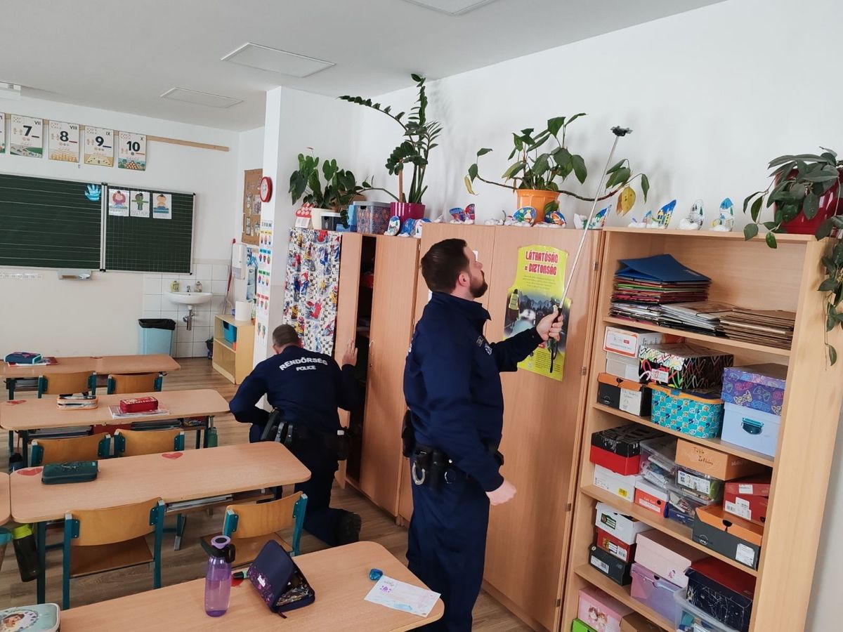 Tata, 2025. január 23.
Az Országos Rendőr-főkapitányság (ORFK) által közzétett képen rendőrök átvizsgálnak egy tantermet egy tatai iskolában 2025. január 23-án. A jelenlegi adatok szerint országszerte több mint 240 iskola érintett a reggeli bombafenyegetésben. Az ORFK közleménye szerint valószínűleg egy helyről származó, hasonló tartalmú elektronikus levél érkezett több oktatási intézménybe. Az eddig átvizsgált épületekben a kutatás során robbanószert, vagy robbantásra alkalmas eszközt nem találtak.
MTI/ORFK
