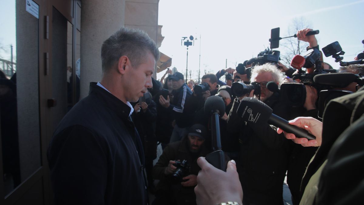 20240320 Budapest
Magyar Péter tanúkihallgatása Központi Nyomozó Főügyészség
Magyar Péter, Varga Judit egykori igazságügyi miniszter volt férje korábban közölte, hogy hivatali vesztegetésről és annak feljelentése elmulasztásáról van tudomása. Az ügyben több magánszemély tett feljelentést, amelynek nyomán a KNYF szervezeti egysége, a Fővárosi Nyomozó Ügyészség nyomozást rendelt el, és a tényállás tisztázása miatt beidézték Magyart, aki tanúként vallomást tett és az úgynevezett Völner–Schadl-ügyről közölt állításokat.

Fotó: Havran Zoltán HZ
Magyar Nemzet MN

A képen: Magyar Péter