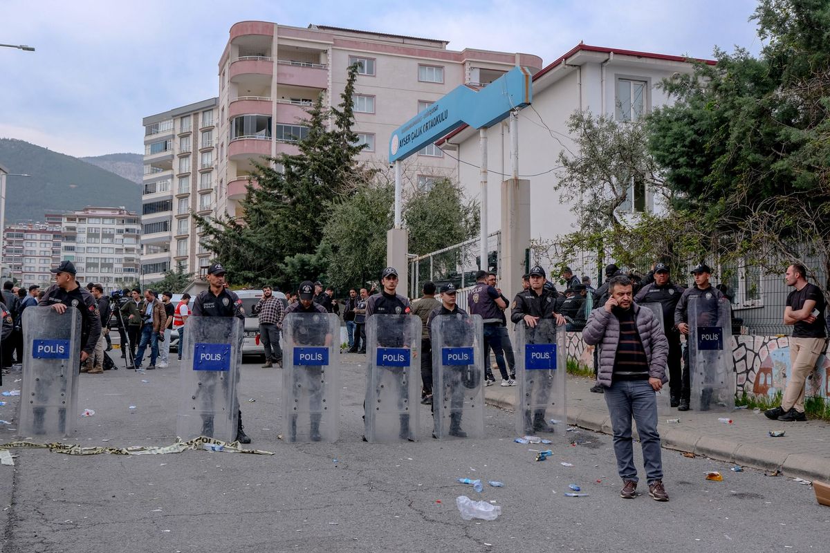 Rendőrök a szerdai törökországi iskolai lövöldözés helyszínén