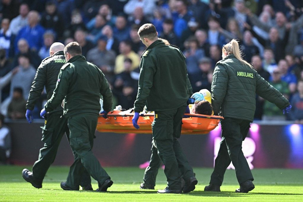 Ekitiké után rövid időn belül már a második liverpooli játékost kell hordágyon levinni: ezúttal Mamardasvili sérült meg