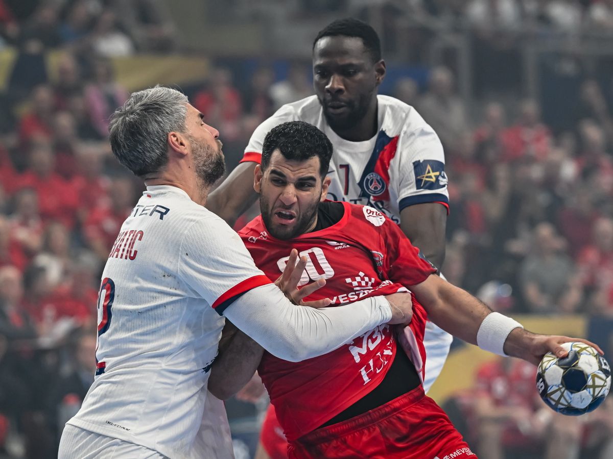 Veszprém, 2026. április 1.
Ahmed Mesilhy, a One Veszprém HC (k), valamint Luka Karabatic (b) és Karl Konan (j) a Paris Saint-Germain játékosai a férfi kézilabda Bajnokok Ligája negyedöntőjébe jutásért játszott One Veszprém HC - Paris Saint-Germain mérkőzésen a One Veszprém Arénában 2026. április 1-jén.
MTI/Vasvári Tamás