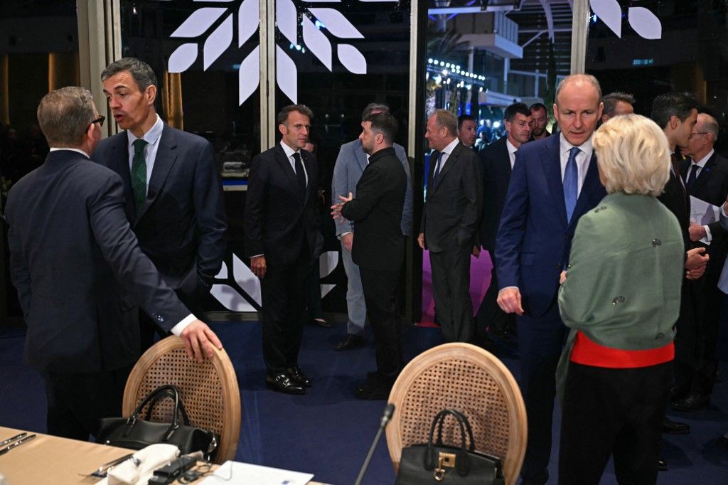 France's President Emmanuel Macron (center L) speaks with his Ukraine's counterpart Volodymyr Zelensky (C) during the working dinner ahead of an informal meeting of the European Council, in Ayia Napa on April 23, 2026. (Photo by NICOLAS TUCAT / AFP)