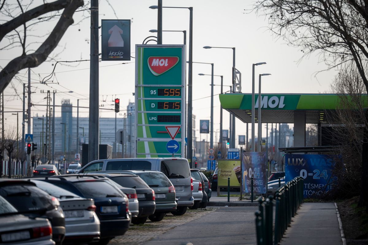 üzemanyag, Budapest, 2026. március 10.Üzemanyagárakat jelző totemoszlop a Mol töltőállomásán a fővárosi Kerepesi úton 2026. március 10-én. A benzin és a gázolaj esetében is védett árat vezetett be a kormány, az intézkedés éjféltől lépett életbe. A benzin esetében a védett ár 595, a gázolaj esetében 615 forint literenként, e fölé nem mehetnek a kiskereskedelmi árak. A védett ár csak a magyar rendszámmal és magyar forgalmival rendelkező gépjárművekre vonatkozik. MTI/Balogh Zoltán