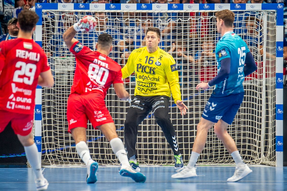 Mikler Roland (középen) 2010 óta vesz részt a Szeged és a Veszprém rangadóin, mindkét csapat tagjaként volt már része bennük