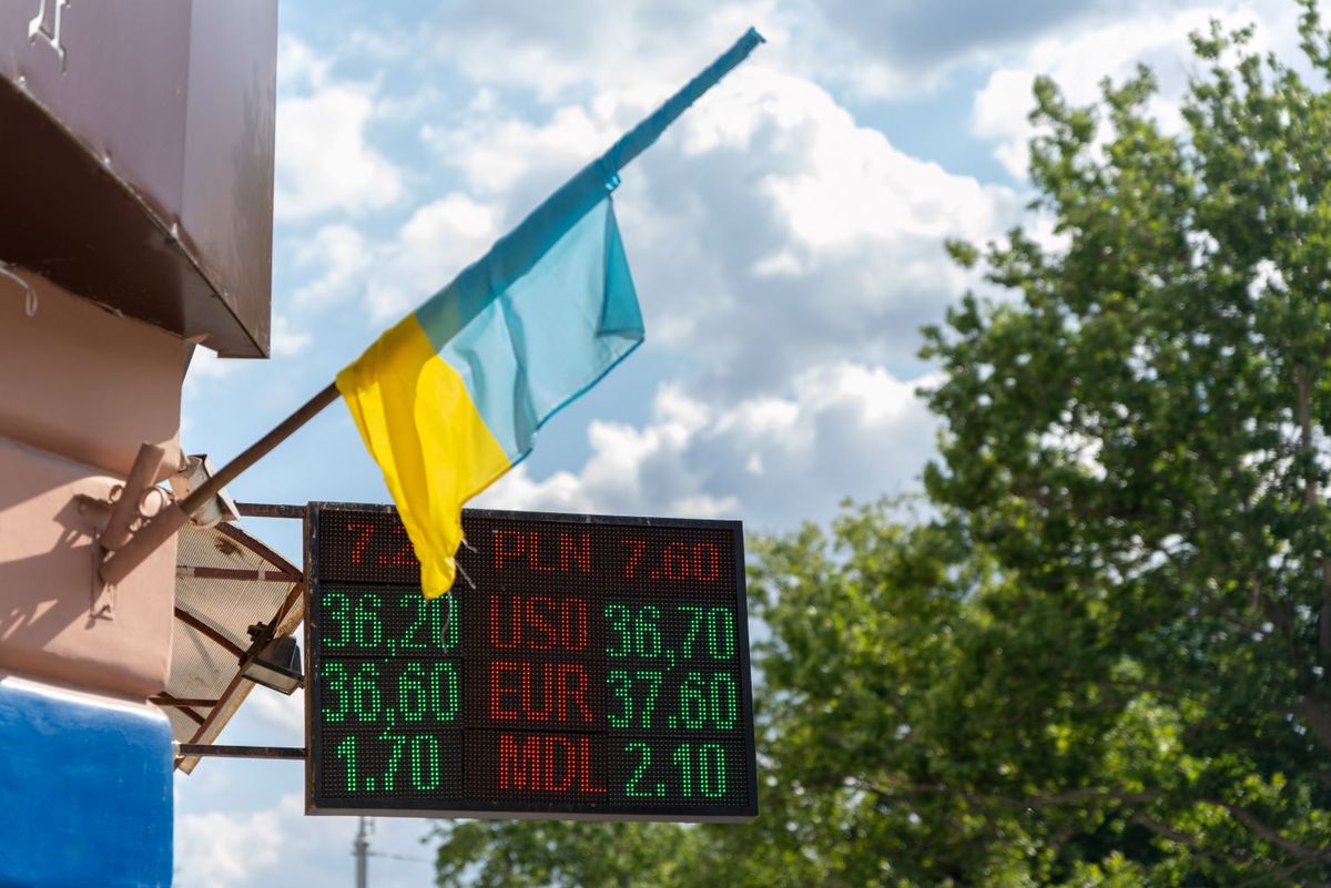 Az ukrán hrivnya árfolyama az euróhoz, amerikai dollárhoz, lengyel zlotyhoz és moldovai lejhez viszonyítva Odesszában