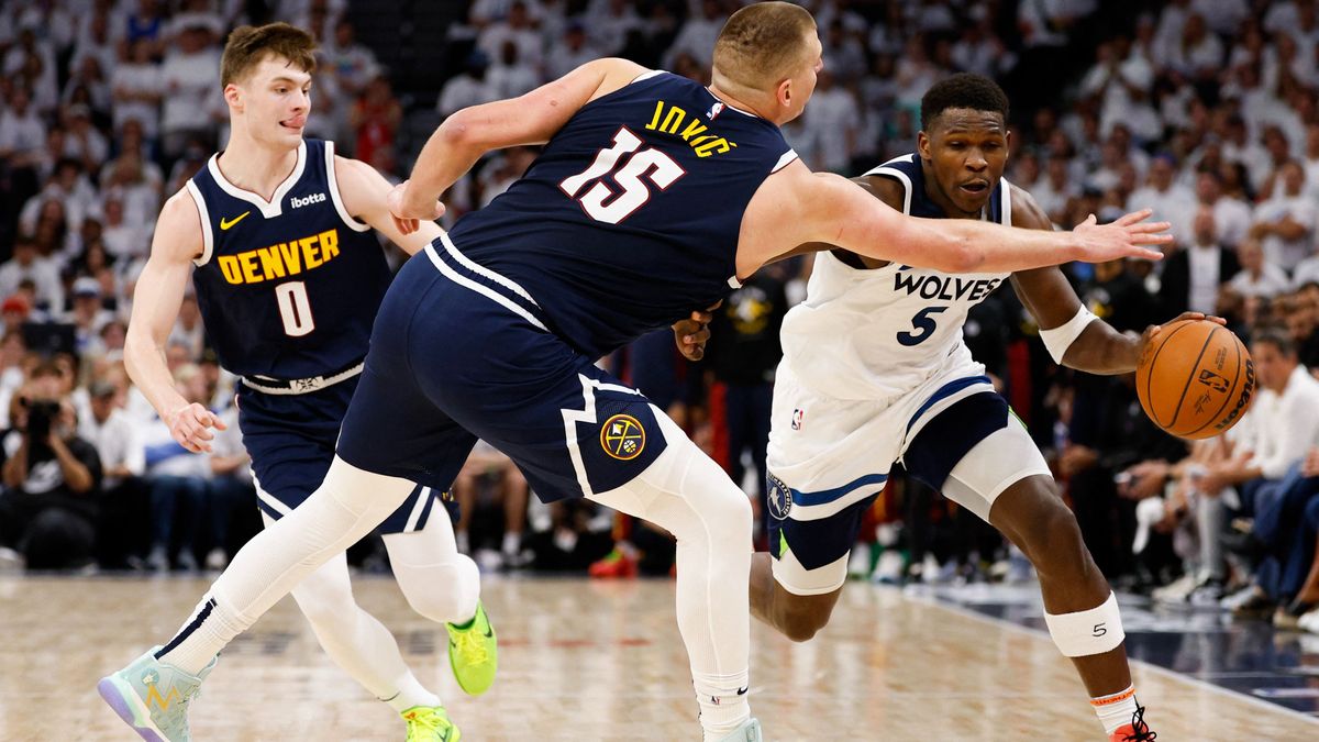 Anthony Edwards (labdával) és a Minnesota Timberwolves kemény ellenfél lesz a Nikola Jokic vezette Denver Nuggets csapatának