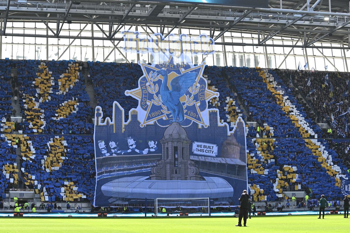 Hatalmas molinóval készültek az Everton szurkolói, amelyen a The Beatles énekeseit kék sállal öltöztették fel és az áll rajta „Mi építettük ezt a várost”