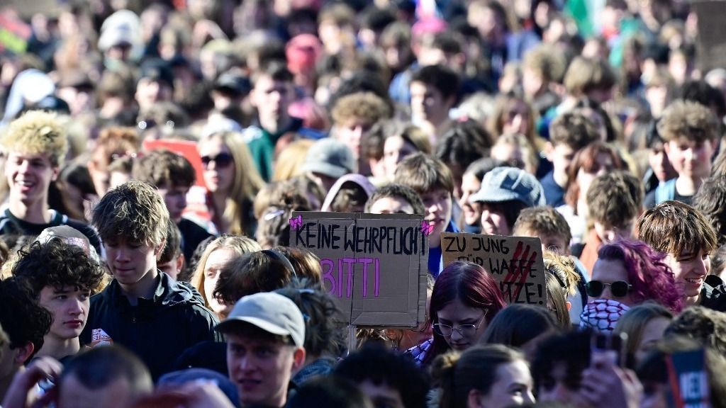 A sorkatonaság gondolata nem büszkeséget, hanem szorongást vált ki a Z generáció tagjaiból Forrás: AFP