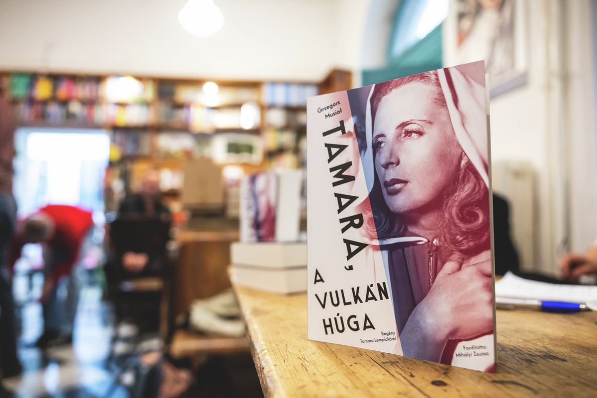 Tamara Łempicka, az Art deco királynője

A munkásságát és lebilincselő életútját bemutató programsorozat utolsó állomásaként április 15-én 18.30-tól a Prae Kiadó bemutatja a festő életregényének, Grzegorz Musiał regényfolyamának Tamara, a vulkán húga című második részét, amely a magyarul 2024-ban megjelent Én, Tamara folytatása. A két Tamara-regényről április 15-én 18.30-kor Mihályi Zsuzsa műfordítóval Balogh Endre szerkesztő beszélget.