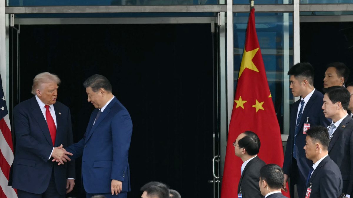 US President Donald Trump (L) and China's President Xi Jinping (2nd L) shake hands as they leave after their talks at the Gimhae Air Base, located next to the Gimhae International Airport in Busan on October 30, 2025. US President Donald Trump and China's leader Xi Jinping opened on October 30 their first face-to-face meeting in six years, seeking a truce to end a trade war that has roiled the world economy. (Photo by ANDREW CABALLERO-REYNOLDS / AFP)