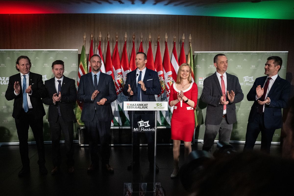 Budapest, 2026. április 12.
Szabadi István, Pakusza Zoltán, Dócs Dávid, Toroczkai László pártelnök, Dúró Dóra, Apáti István és Novák Előd, a párt képviselőjelöltjei (b-j) a Mi Hazánk Mozgalom választási eredményváró rendezvényén a Larus Rendezvényközpontban 2026. április 12-én.
MTI/Szigetváry Zsolt
