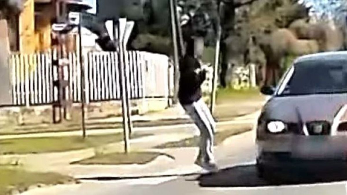 Mobilozó gyalogost gázolt el kis híján egy autós Dunakeszin + videó
