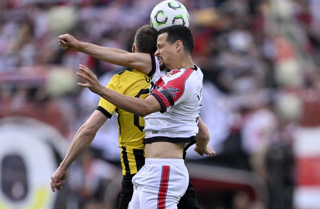MADRID, SPAIN - APRIL 9: Barnabas Varga (L) of AEK Athens in action against Luiz Felipe (R) of Rayo Vallecano during the UEFA Conference League 2025/26 Quarter-Final First Leg match between Rayo Vallecano and AEK Athens at Estadio de Vallecas on April 9, 2026 in Madrid, Spain. Burak Akbulut / Anadolu (Photo by BURAK AKBULUT / Anadolu via AFP)